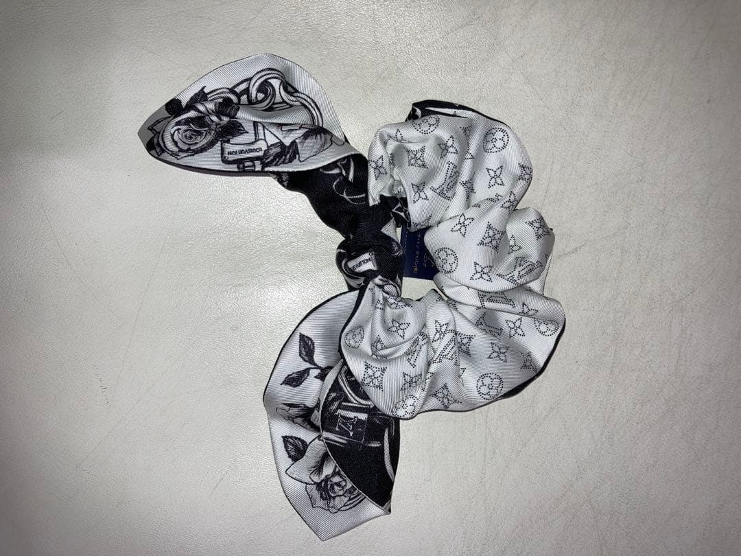 入手超々困難Vuitton最新作シュシュ