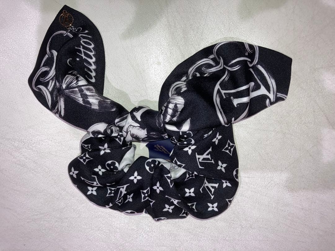 入手超々困難Vuitton最新作シュシュ