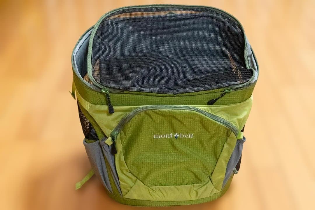 美品　モンベル ドッグ(犬 & 猫)キャリー バッグ M 犬用キャリーバッグ。モンベルのドッグキャリングバッグとは