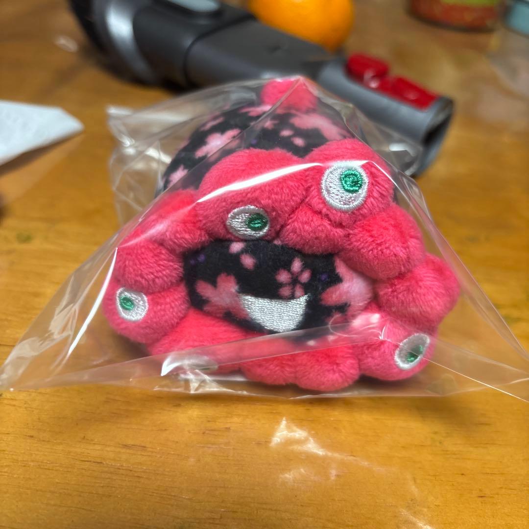 ロールお手玉桜ブラック（販売終了レア品） 2025大阪・関西万博】黒ミャクミャクの新商品「お手玉風ぬいぐるみ／這