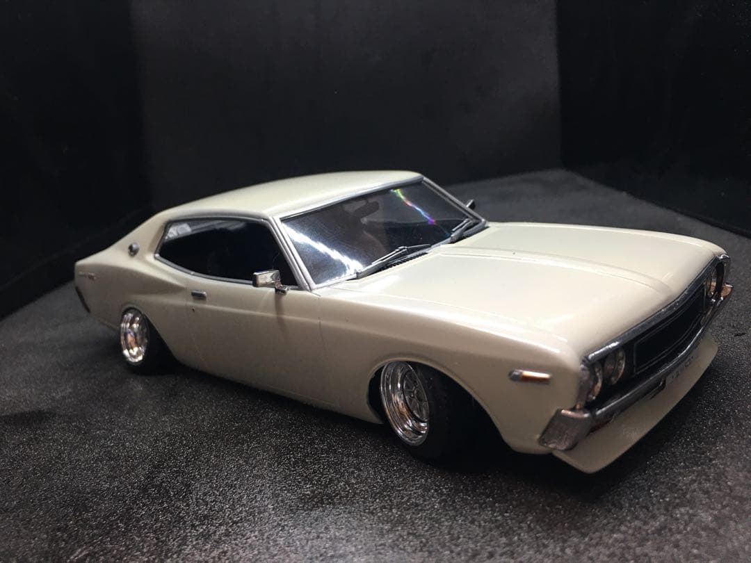 旧車プラモデル完成品1／２４アオシマ１３０ローレル