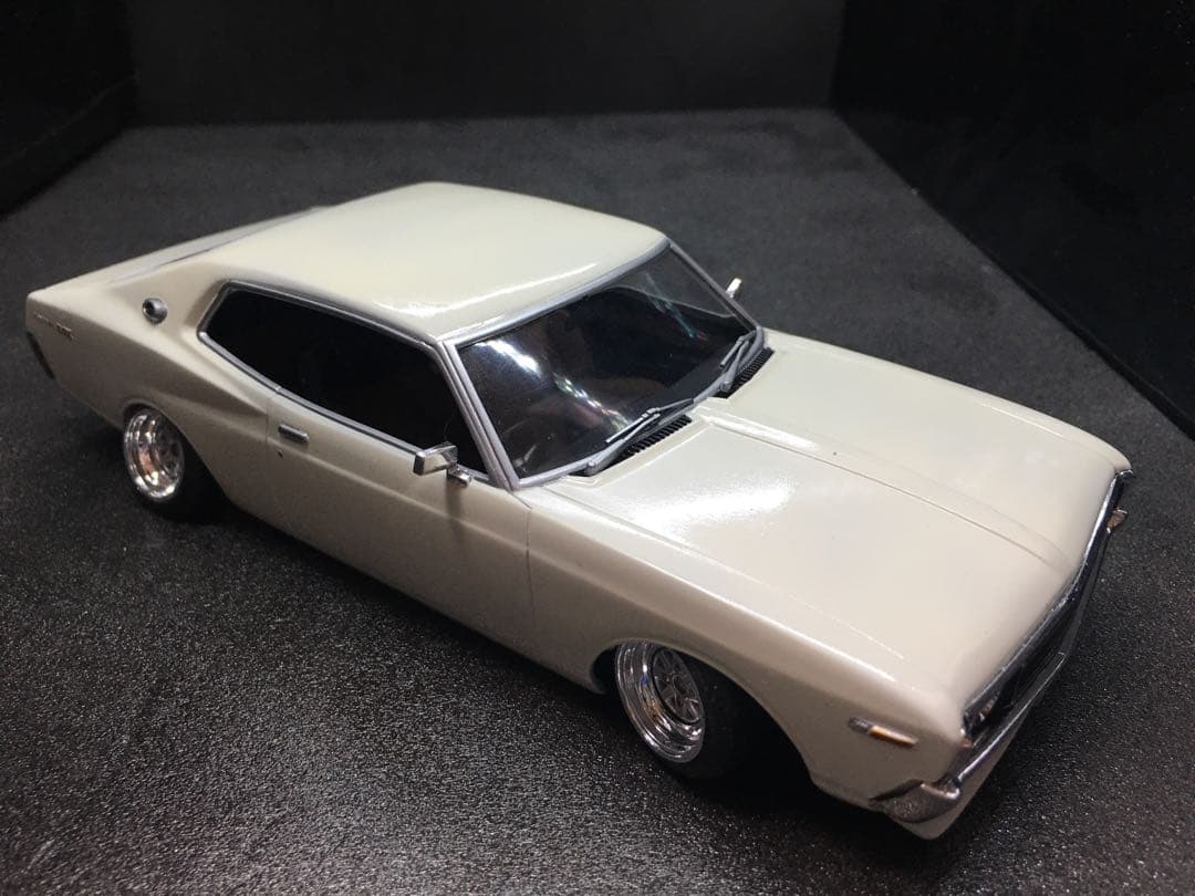 旧車プラモデル完成品1／２４アオシマ１３０ローレル