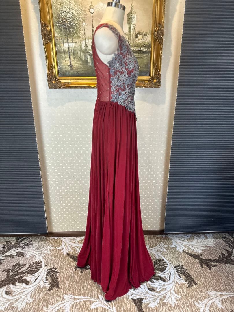 バーガンディ レース装飾付きドレス