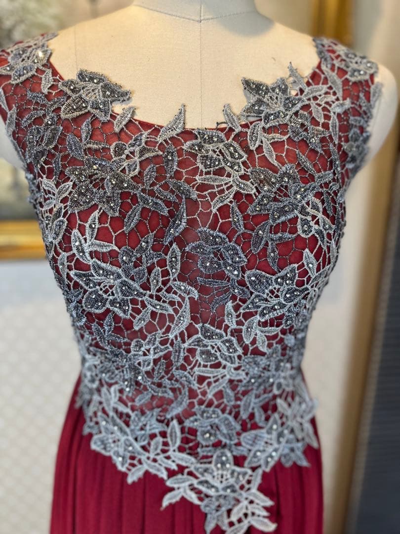 バーガンディ レース装飾付きドレス