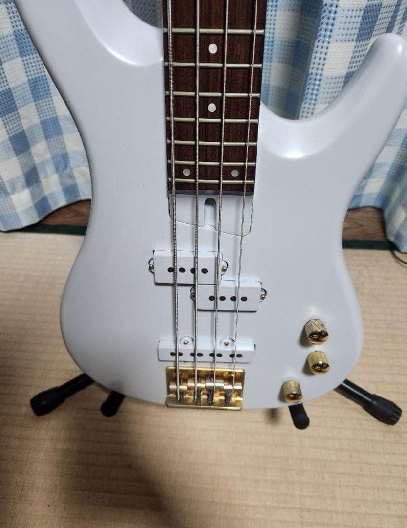ホワイト_4弦エレキベース_ゴールド金具　(フェルナンデス)
