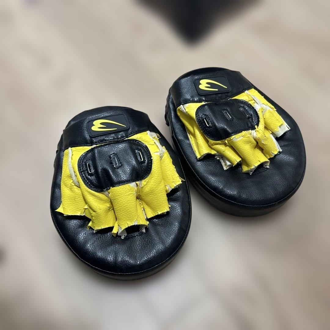 黒と黄色のパンチングミット BODY maker - メルカリ