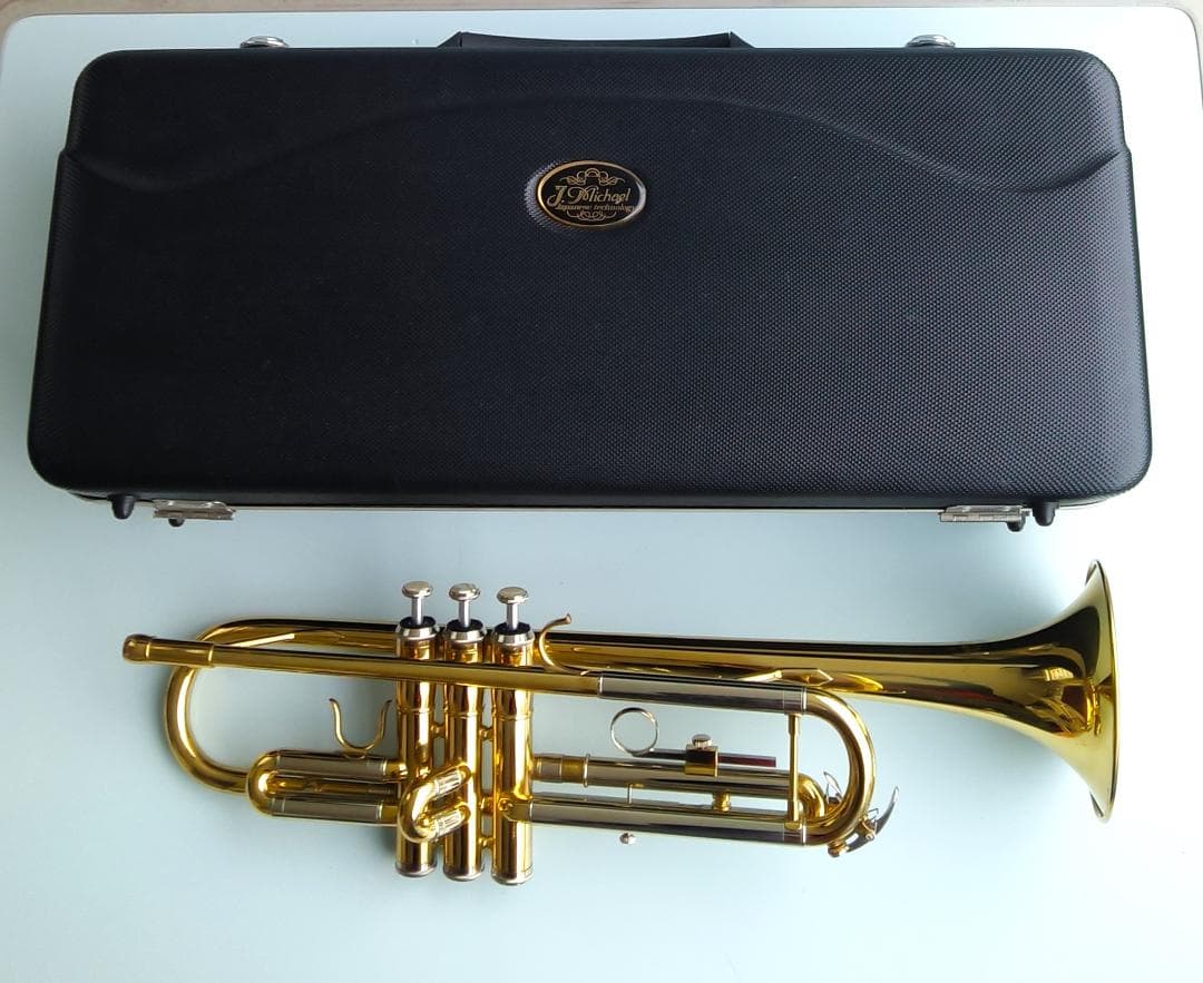 「トランペット＆ケース・マウスピース３種類・ミュート２種類・楽譜２冊」のセット