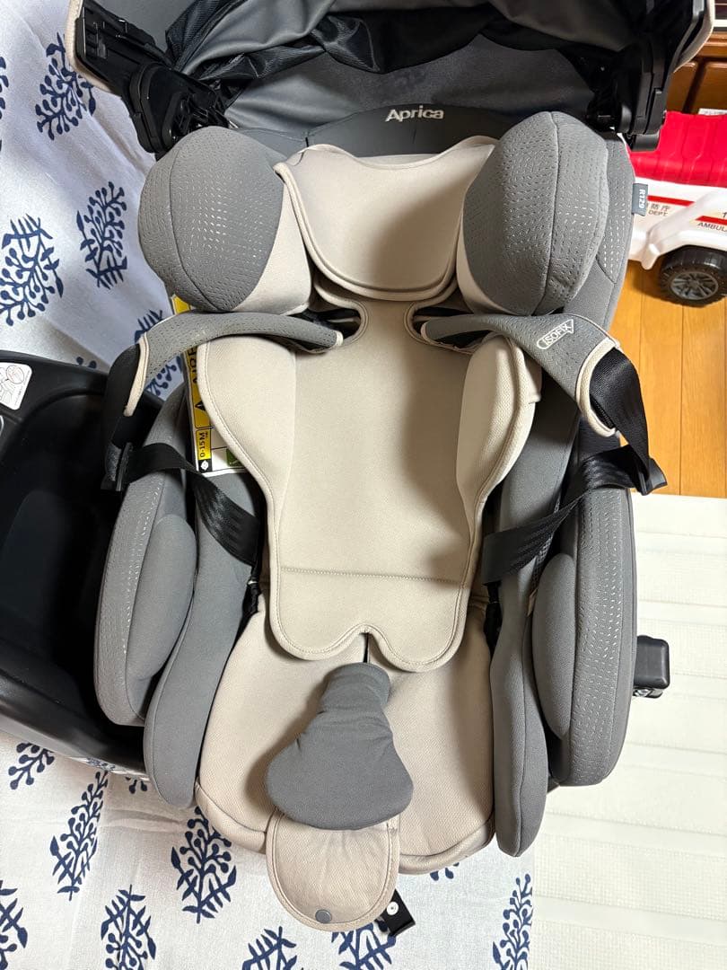 Aprica フラディアISOFIXセーフティー　チャイルドシート 直接取引き可
