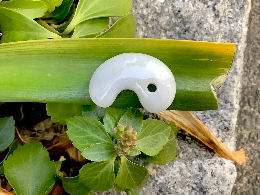 ✳純白氷肌‼️無垢の極上物 糸魚川翡翠勾玉 ‼️ 鑑定鑑別書付