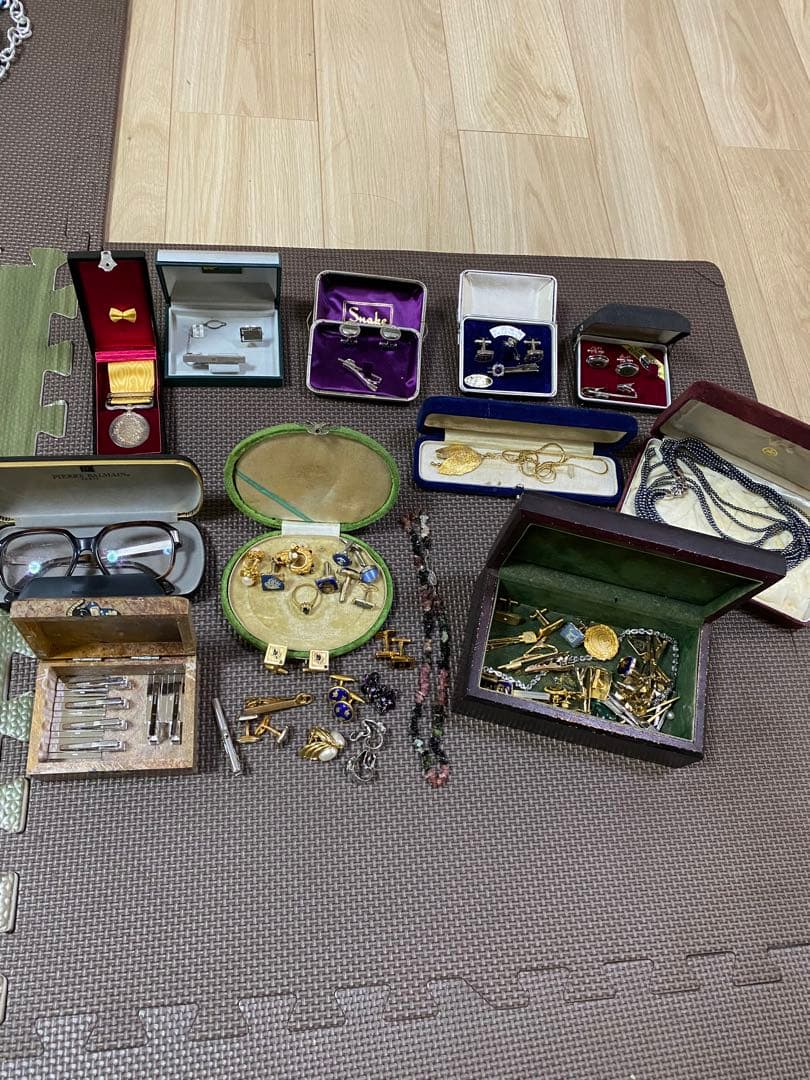 ジュエリー、ブローチ、ネクタイピン、メダルのコレクション。 ジュエリー、ブローチ、ネクタイピン、メダルのコレクション。