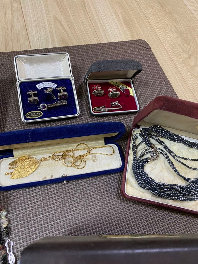 ジュエリー、ブローチ、ネクタイピン、メダルのコレクション。