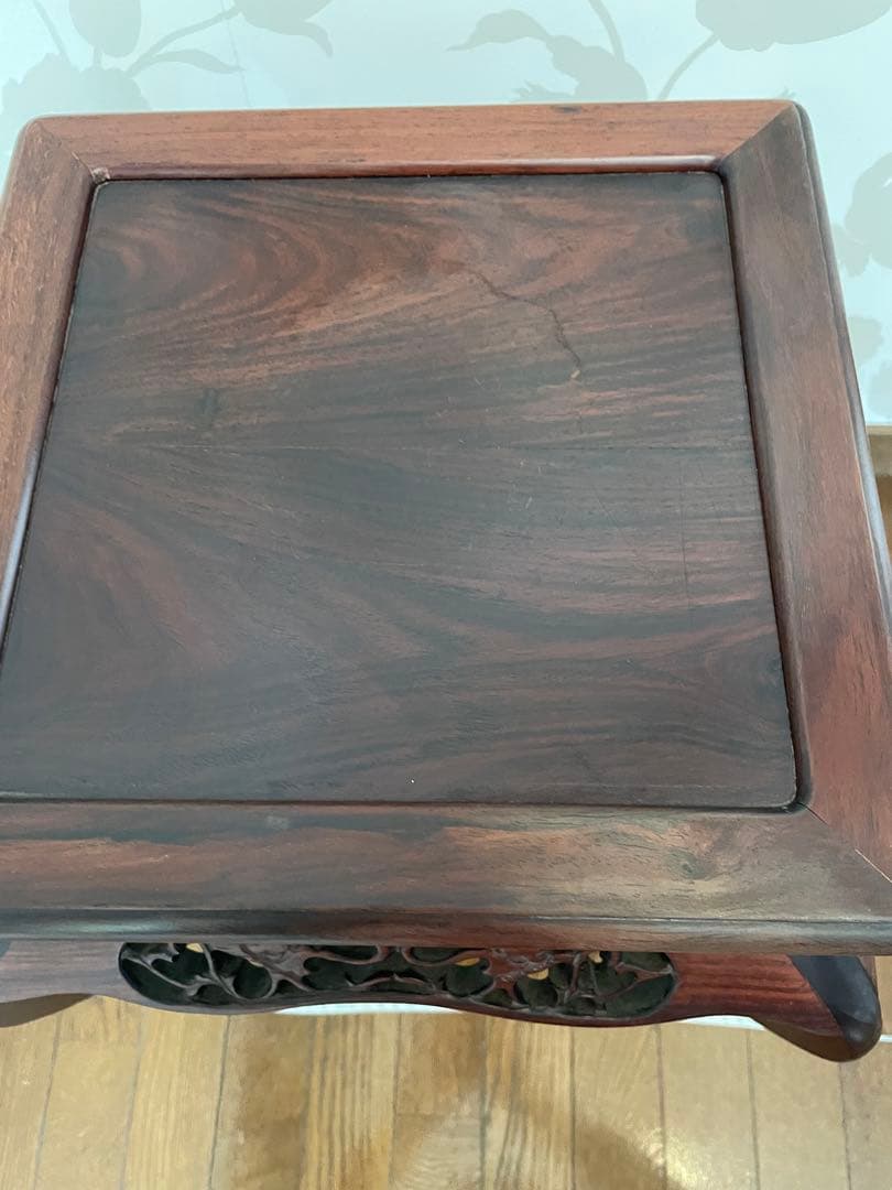 木製彫刻サイドテーブル 飾り棚 彫刻 唐木無垢材 猫脚 透かし彫刻彫り 高卓