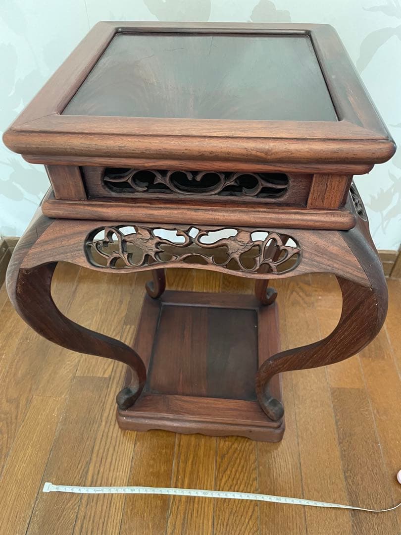 木製彫刻サイドテーブル 飾り棚 彫刻 唐木無垢材 猫脚 透かし彫刻彫り 高卓