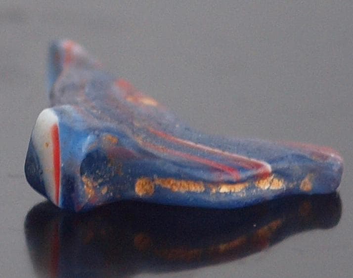 クリアな青など多色ガラス折込、平板状の鳥玉、イスラム期の