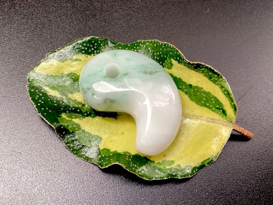 ✳摩訶不思議パワー 天然翡翠 淡いラベンダー色 糸魚川翡翠勾玉 本物を鑑別