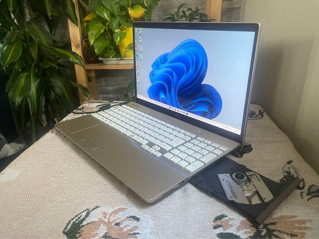 ノ-トパソコン高年式！Corei3/SSD/Windows11/無線/カメラ ノートPC