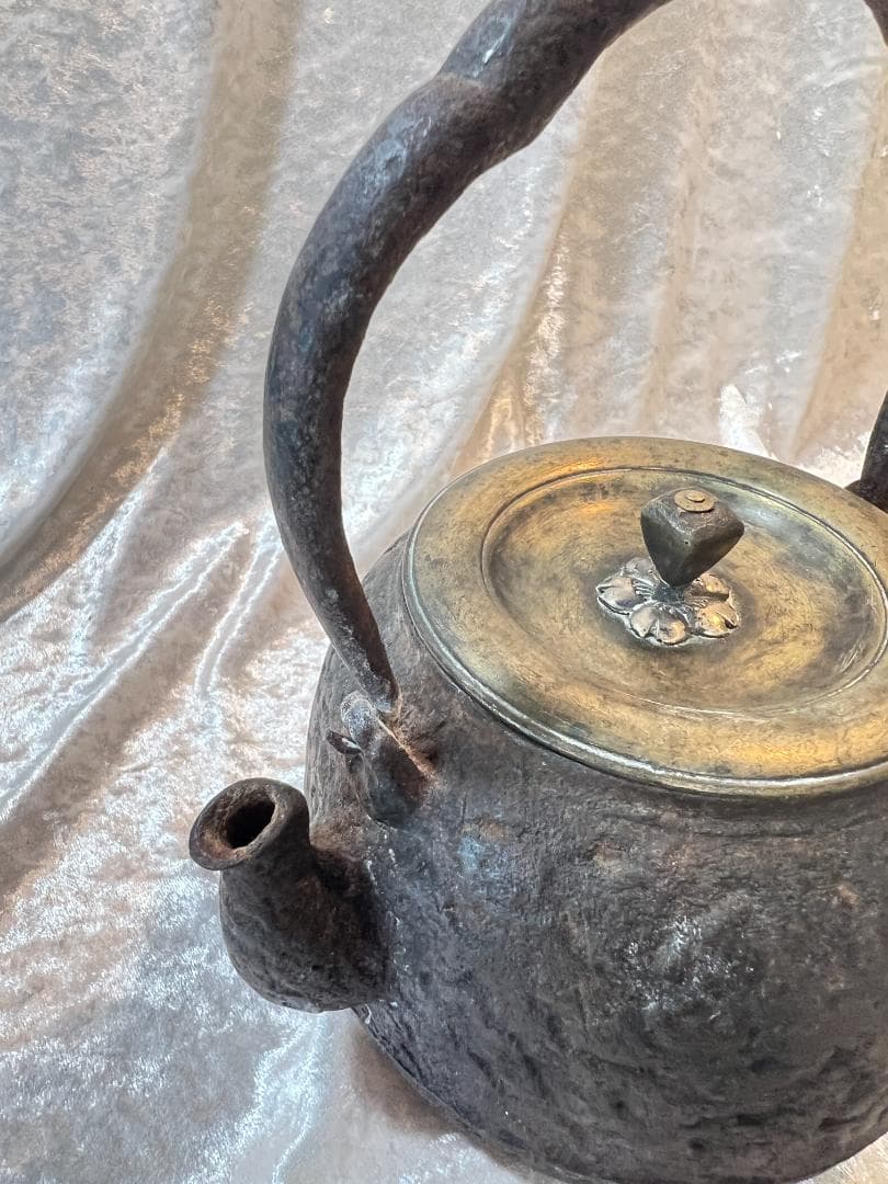 鉄瓶 真鍮の蓋 桜のデザインのつまみ