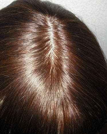 人毛 ショートボブ　少し明るめブラウン Ｍサイズ　前髪がおでこに貼り付かない