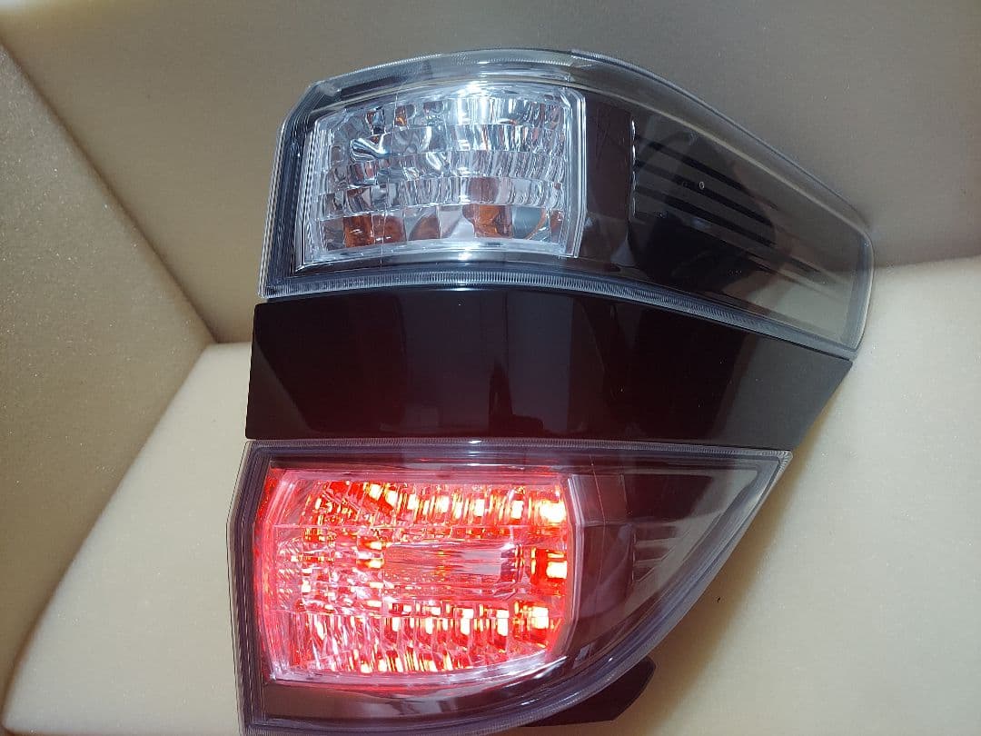 20系ヴェルファイア前期 純正テールランプ 右クオーター側ヴェル