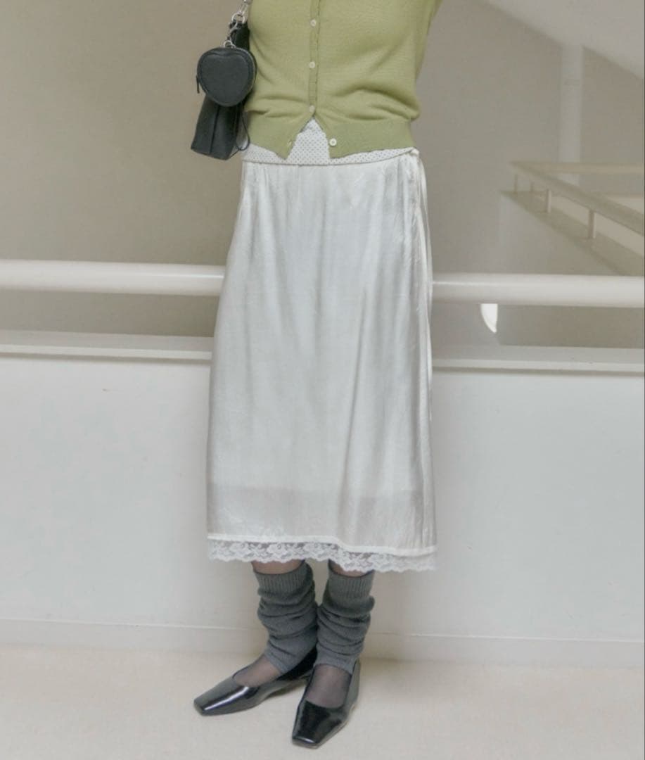 新品未使用タグ付き　giunon クラッシュサテンレーススカート