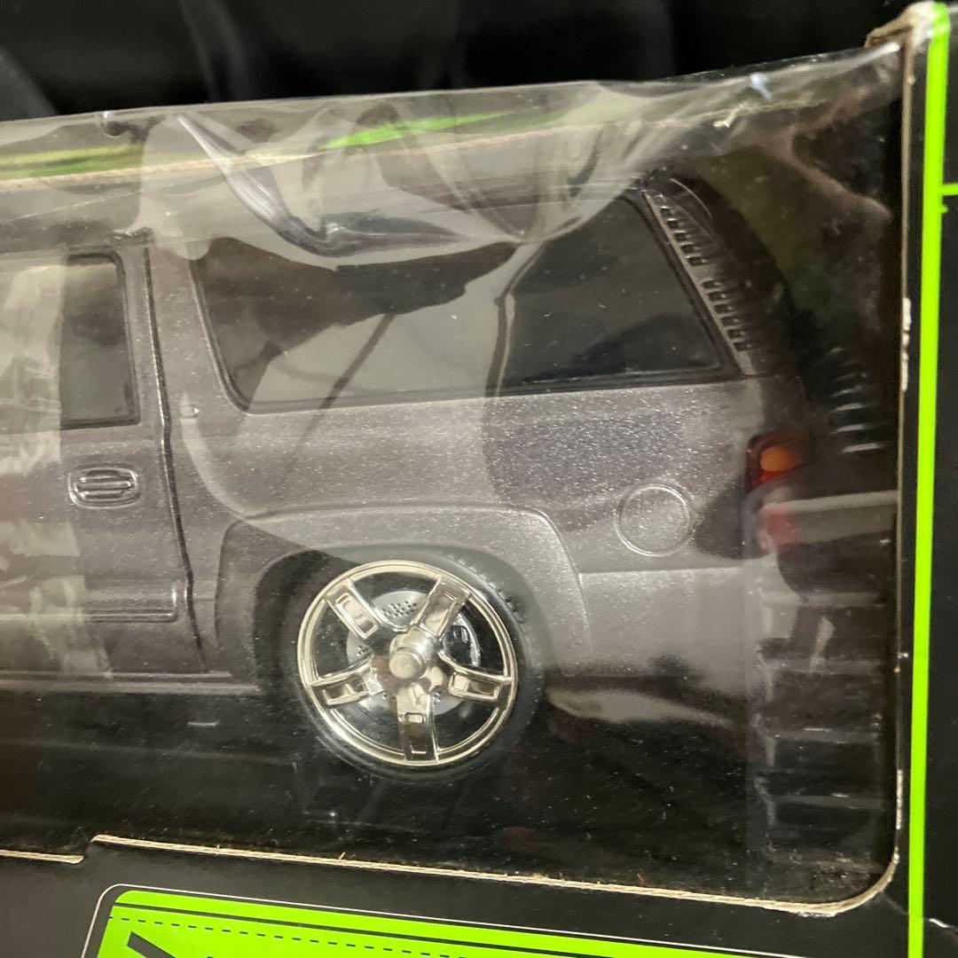 2000 CHEVY SUBERBAN 1/18 JOY RIDE 1:18 Chevrolet suburban Jada