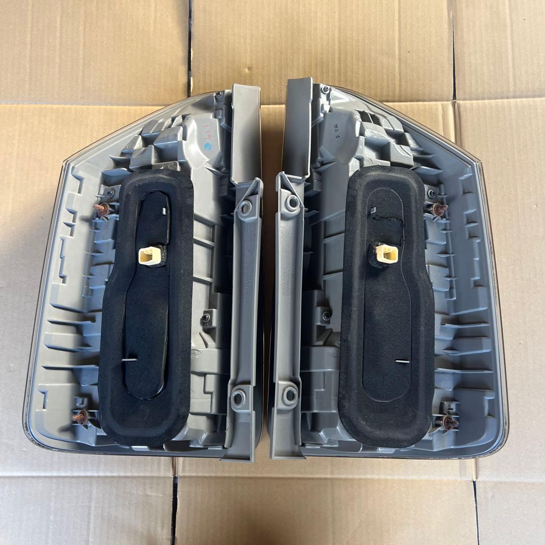 トヨタ ヴォクシーZRR70/ ZRR75 左右テールランプセット