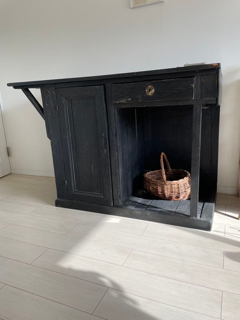フランスアンティーク〜黒ペイントの袖付きカウンター・収納付き