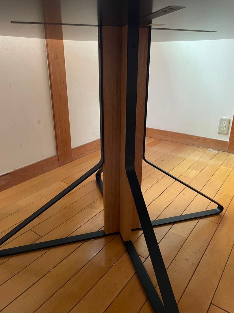 アルテック カアリ 円形ダイニングテーブル