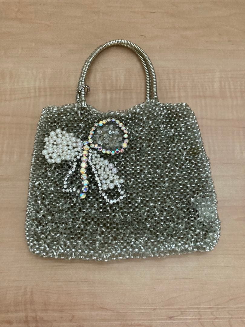 【美品】アンテプリマ　ビーズ装飾リボンモチーフ　ワイヤーバック