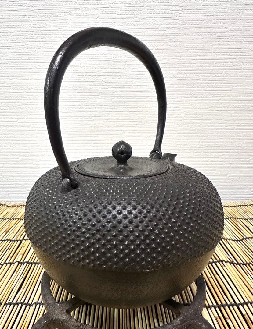 新品、供箱等付属品付　南部藤枝工房　藤枝　昌行作１２型アラレ　南部鉄瓶　南部鉄器