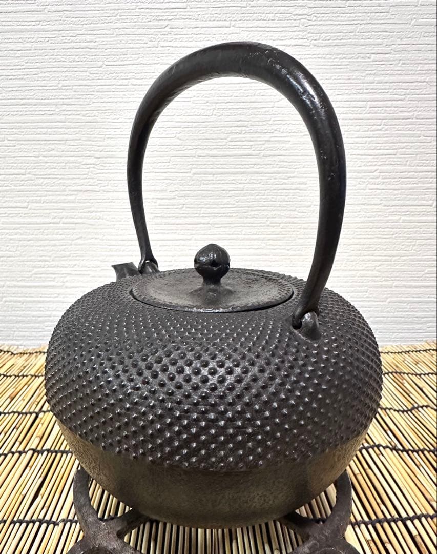 新品、供箱等付属品付　南部藤枝工房　藤枝　昌行作１２型アラレ　南部鉄瓶　南部鉄器