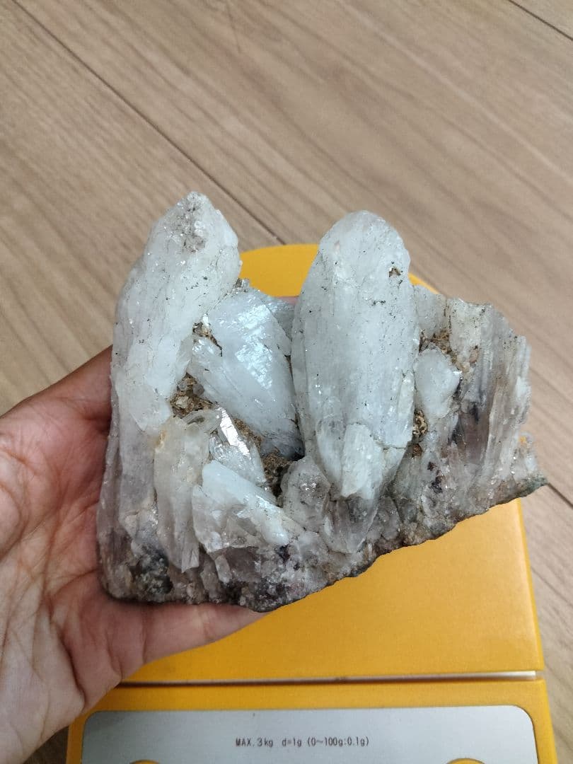 栃木県足尾銅山坑道内より産した伝説のアメシストです。多頭水晶 紫