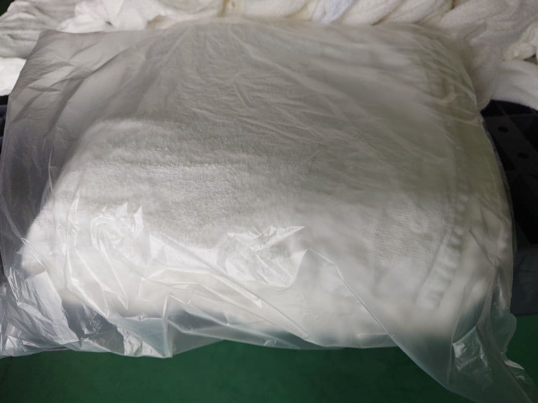 フェイスタオル ウエス白色400枚薄め 折畳まず、広げて、数十枚を