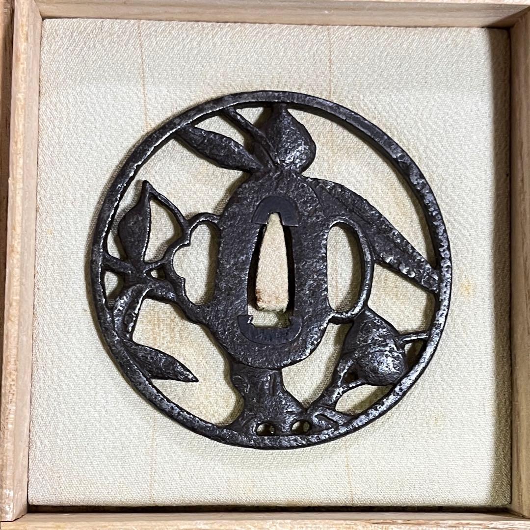 鍔　鍔　桃の図