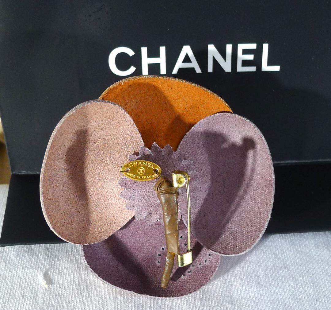 ◇【シャネル】フランス製イエロー＆ブロンズカラーカメリアレザー