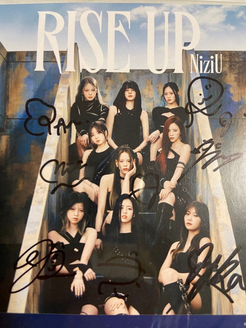 NiziUメンバー直筆サイン入り「RISE UP」ステッカー（抽選5名様）