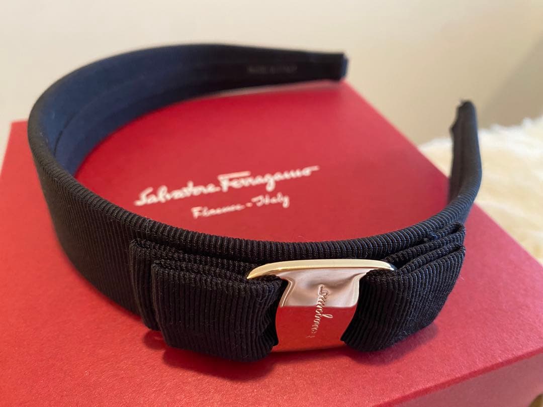 フェラガモ　カチューシャ　ブラック×ゴールド