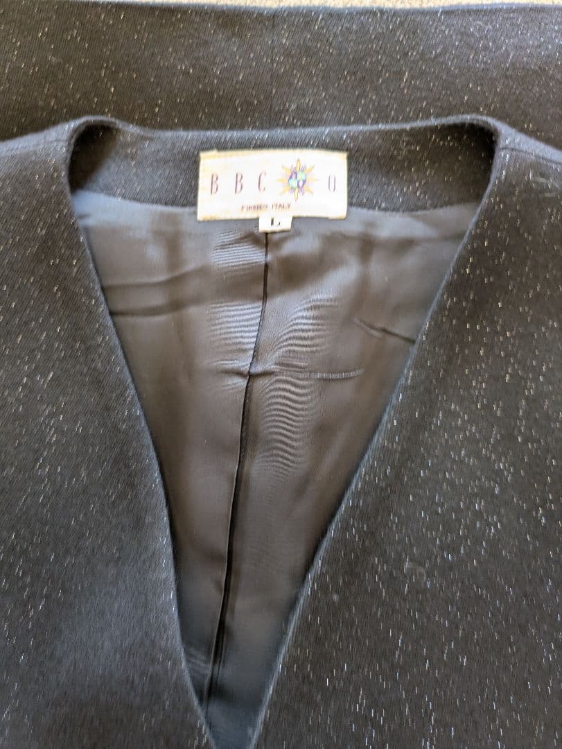 BBCOの黒のラメ入りのベストとパンツのセットアップスーツ