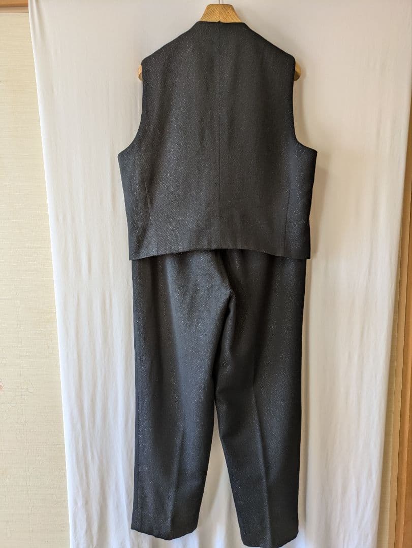 BBCOの黒のラメ入りのベストとパンツのセットアップスーツ