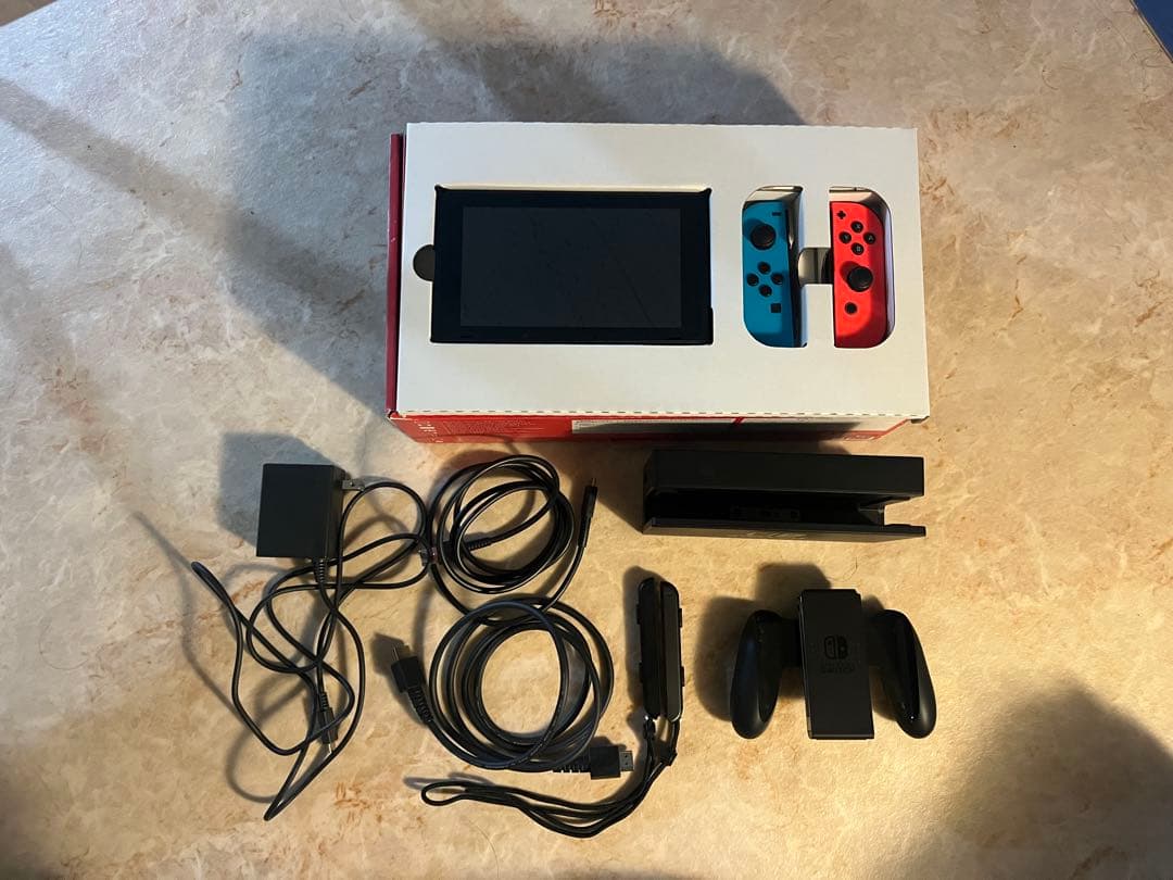 ゆ*ん様 Nintendo Switch 本体・カセット2つ・プロコンの3点セッ