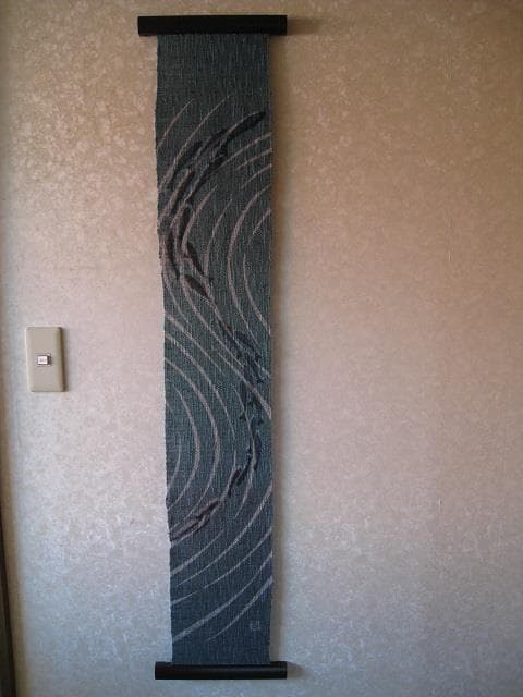 型染めのタベストリー「渓流」 掛け軸 黒魚