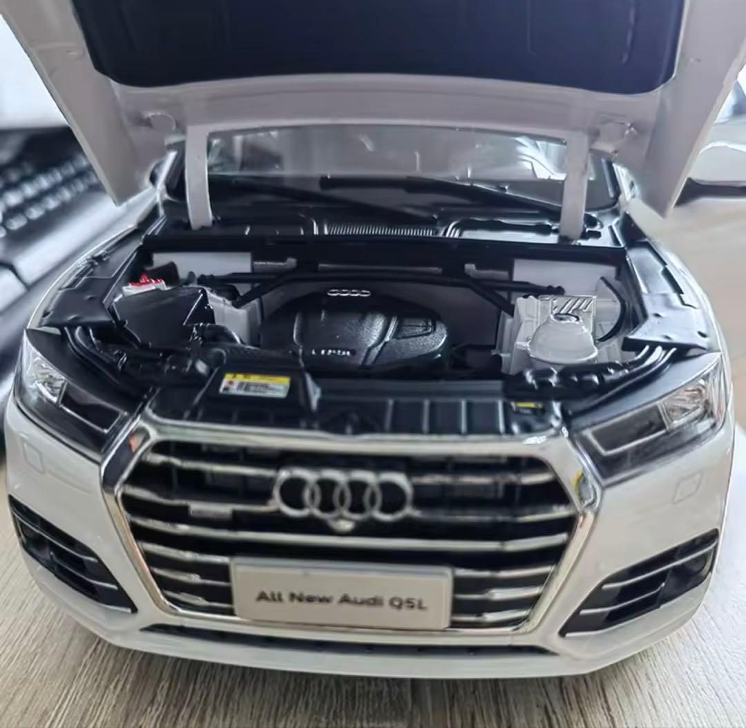 Audi Q5 1/18 ダイキャストモデル ホワイトミニカー