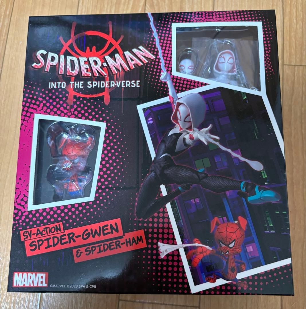 スパイダーマン：スパイダーバース』より「スパイダー・グウェン」と