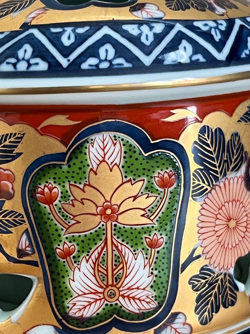 極錦金彩古伊万里 花柄陶器香炉 金色の蓋付き 未使用