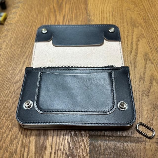 tk　丘染め茶芯ブラック　シルバートラッカーウォレット