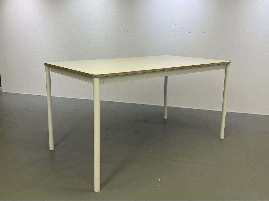 ダイニングテーブル Muuto Base Table