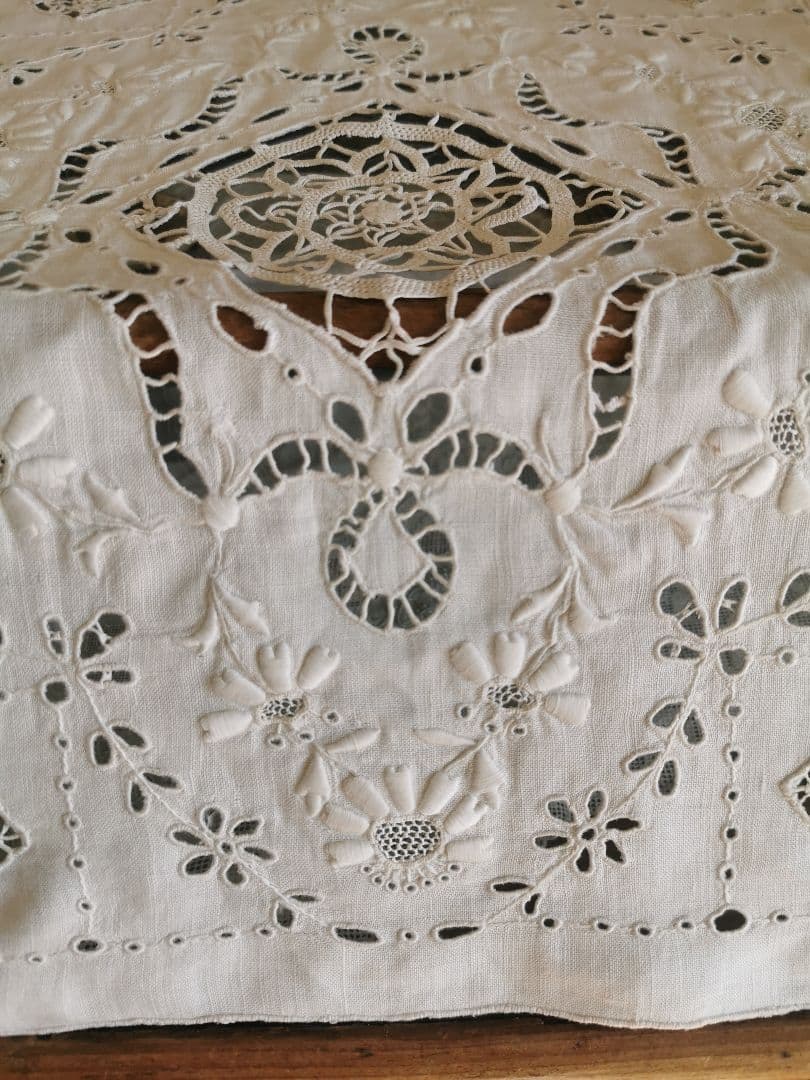 アンティークフランス 嵌込ニードルワーク 矢車菊＆アイレット刺繍