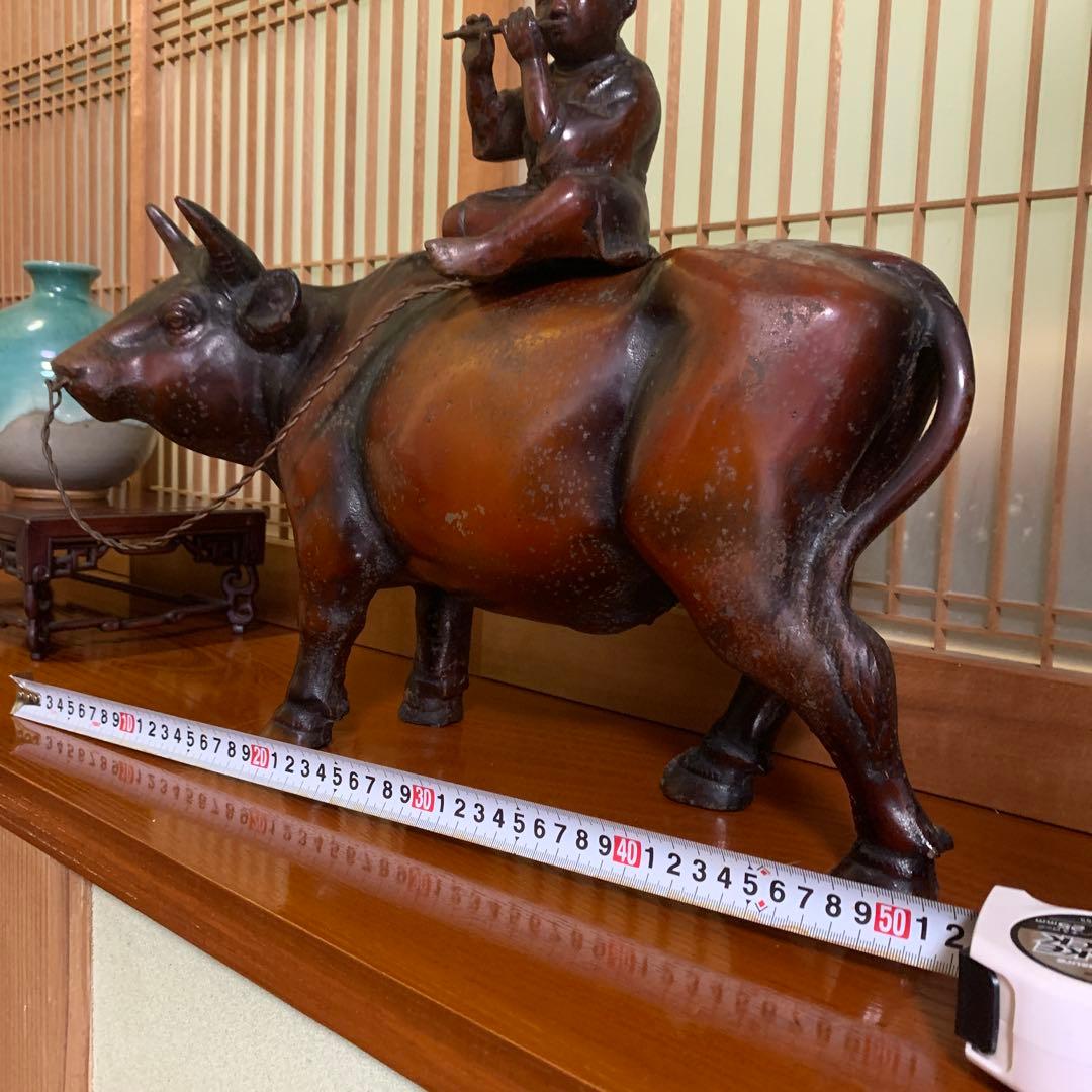 青銅製 牛に乗る子供の像