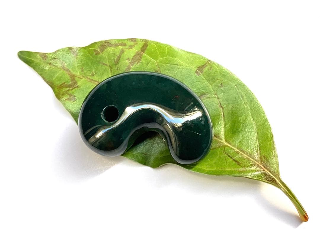 出雲石濃厚な青緑色の碧玉 希少赤斑紋点入り 鑑別書無し