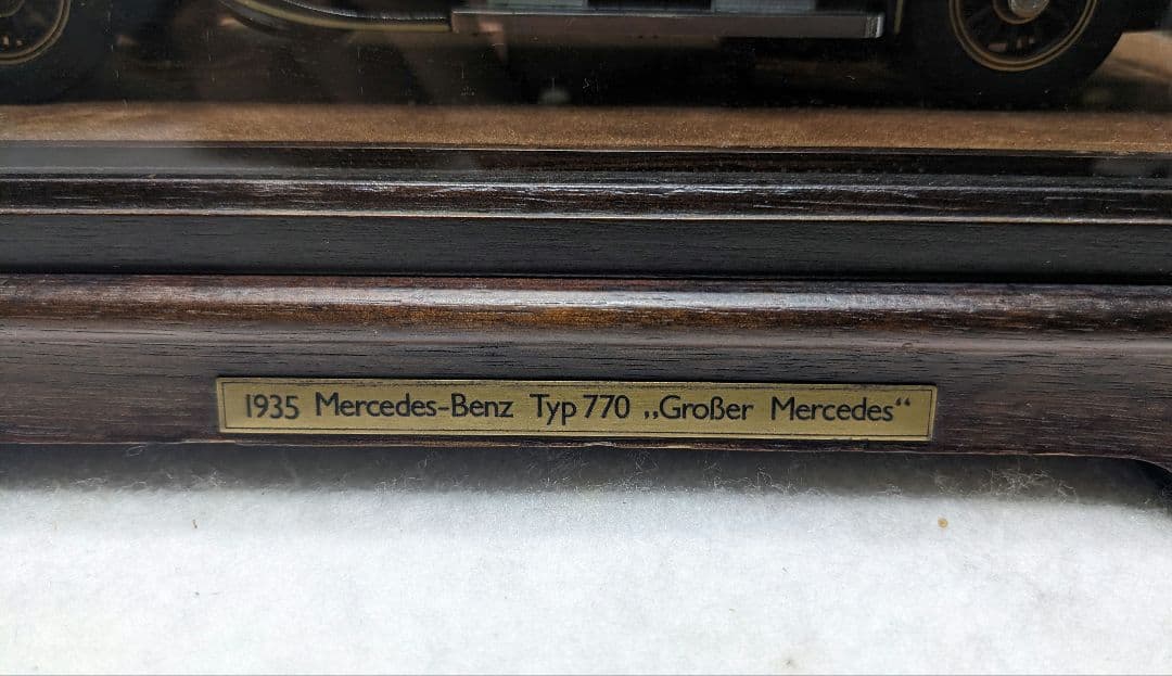 天皇陛下の旧御料車 1935型メルセデス・ベンツ770 菊紋付き ガラスケース付